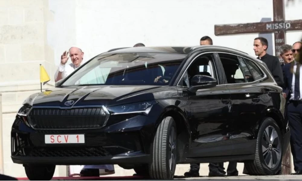 Ο Παπάς Φραγκίσκος άλλαξε αυτοκίνητο και προτίμησε την ηλεκτροκίνηση σε μαύρο χρώμα